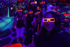 26_2a-dialog-im-dunkeln-und-blacklite-arena_02