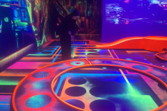 26_2a-dialog-im-dunkeln-und-blacklite-arena_08